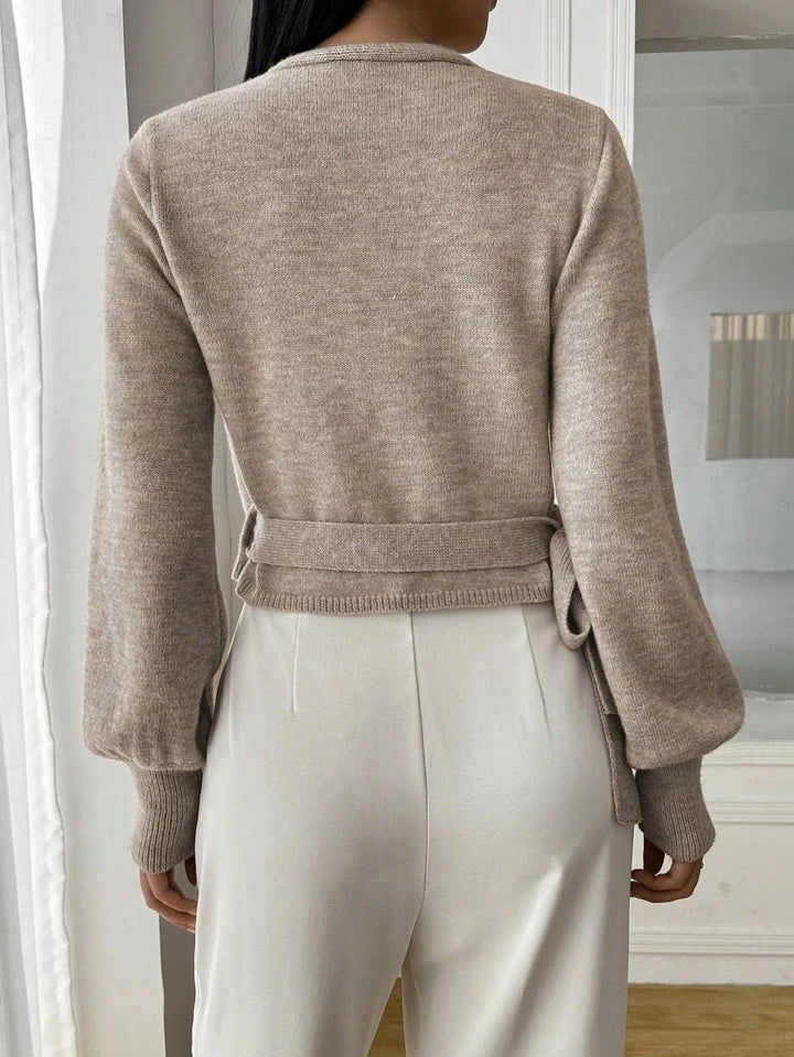 Pull cache-cœur beige pour femme en coton, avec ceinture à nouer pour un ajustement personnalisé.