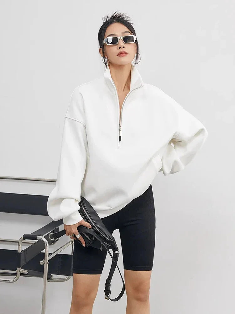 Pull à capuche femme oversize blanc en coton avec demi-zip, design décontracté.