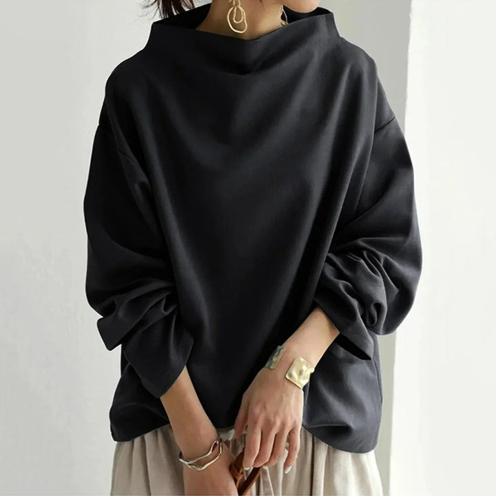 Pull noir à col haut pour femmes, coupe ajustée avec des détails en côtes.