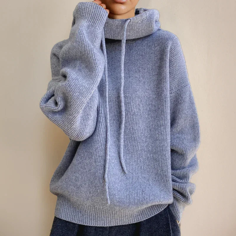 Pull col roulé femme en maille douce, couleur verte, avec capuche et coupe décontractée.