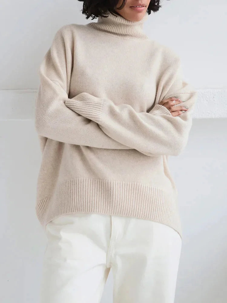 Pull col roulé femme blanc en coton doux, manches longues et coupe élégante pour le quotidien et les loisirs.