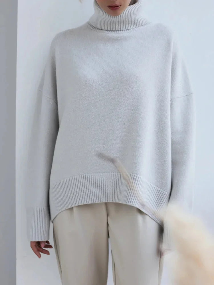 Pull col roulé femme blanc, manches longues, en coton doux, design simple et épuré.