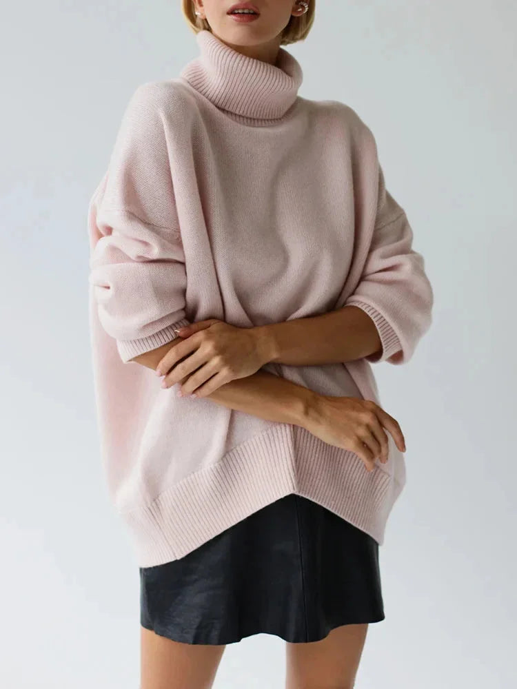 Pull col roulé orange pour femme, en tricot doux, manches longues et fentes latérales.