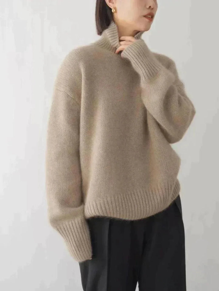 Pull à col roulé femme en coton doux, coupe élégante, couleur kaki, adapté pour des tenues décontractées.