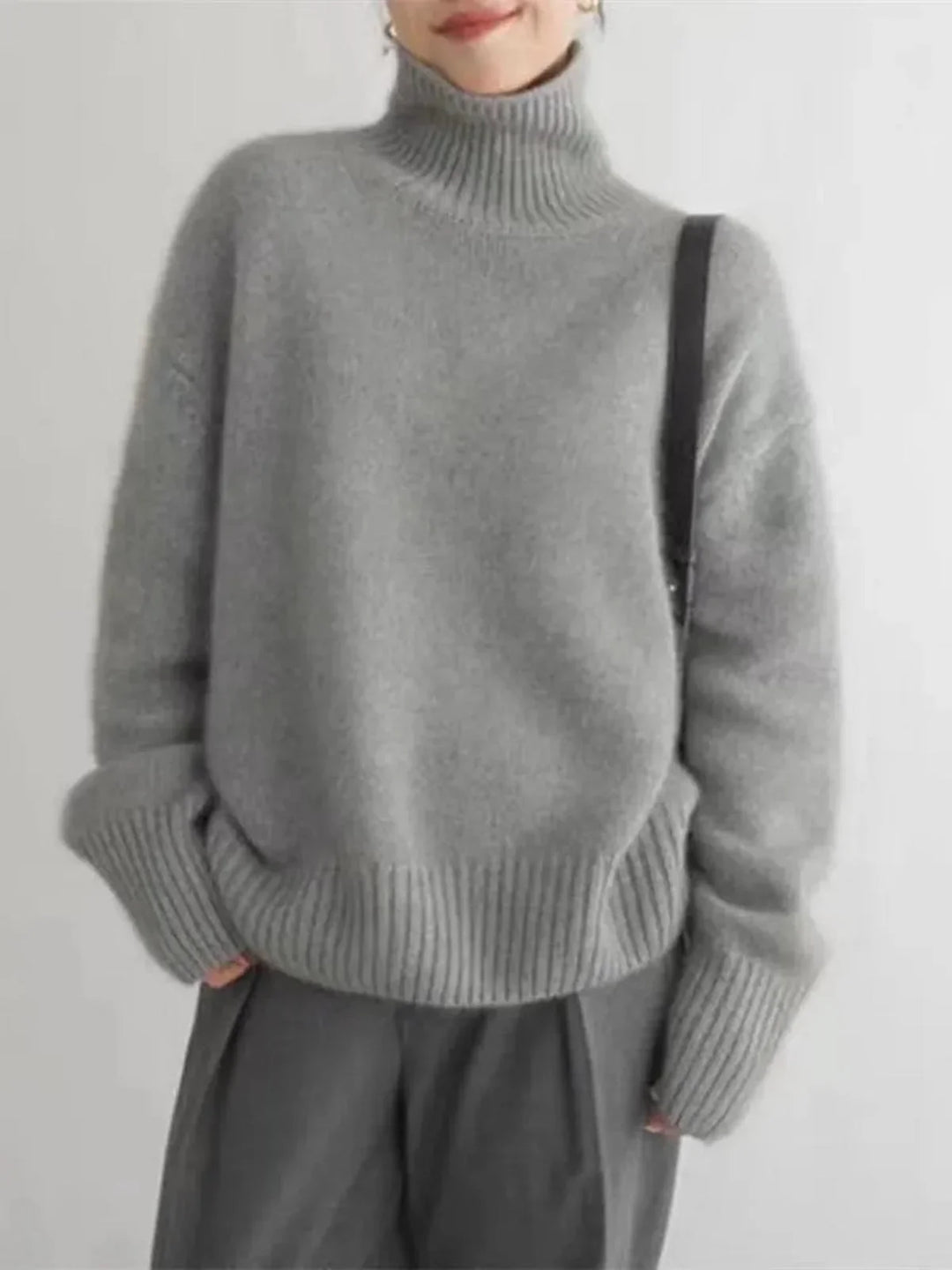 Pull à col roulé femme en mélange de coton, coupe confortable, texture tricotée, couleur grise.
