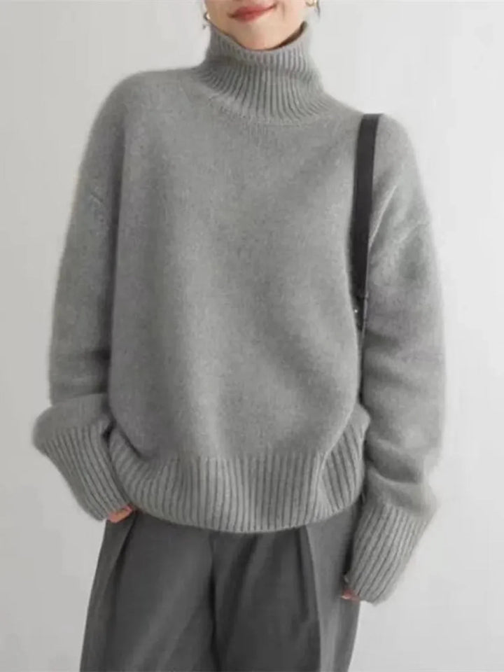 Pull à col roulé femme en mélange de coton, coupe confortable, texture tricotée, couleur grise.