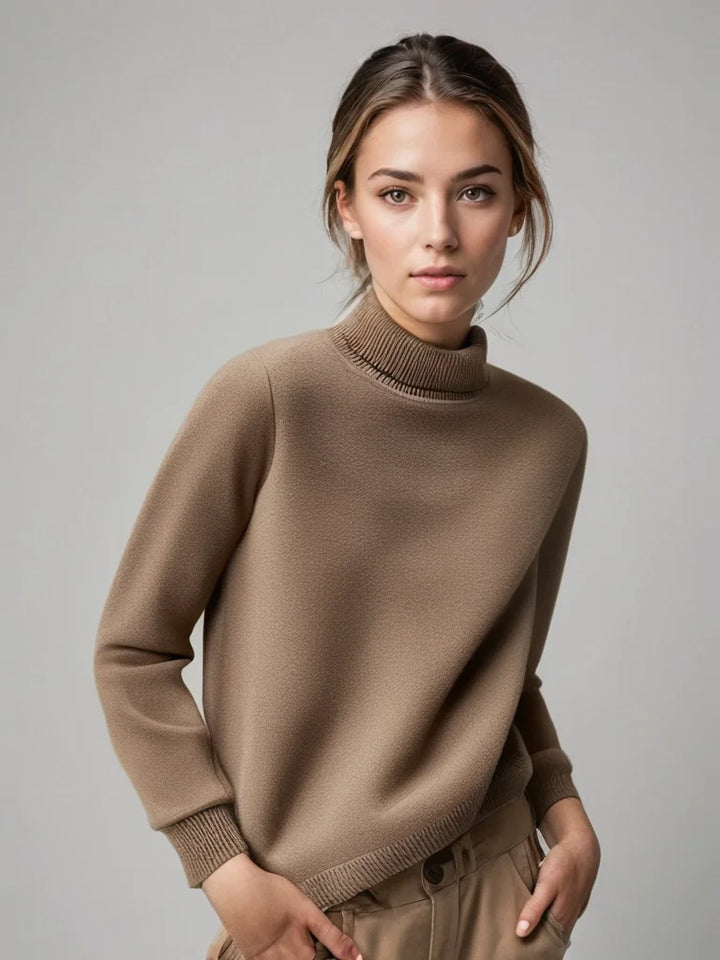 Pull à col roulé femme en maille douce beige, à manches longues et coupe ajustée.