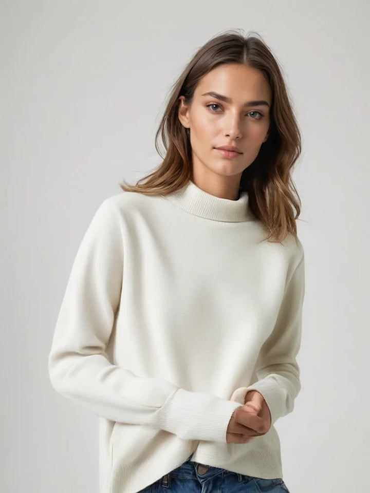 Pull femme beige à col roulé, coupe ajustée en maille douce, adapté pour la saison automnale.