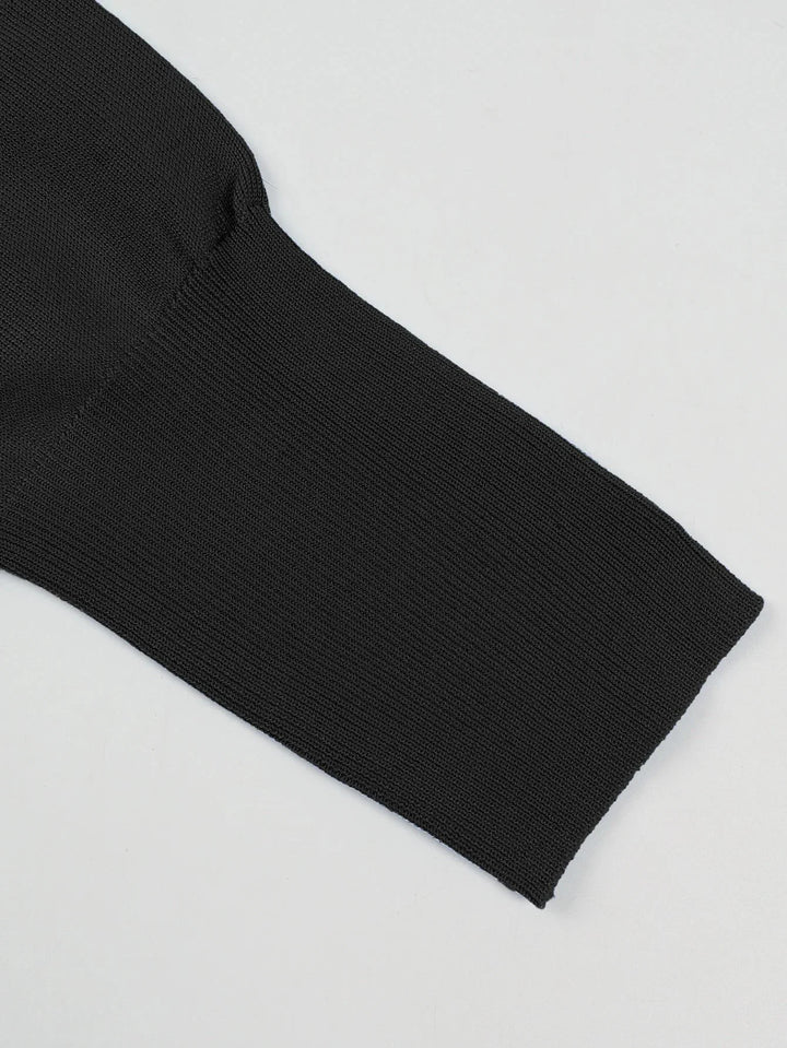 Pull col roulé noir femme à épaule dénudée, en matière douce et chaude, adapté pour l'automne.