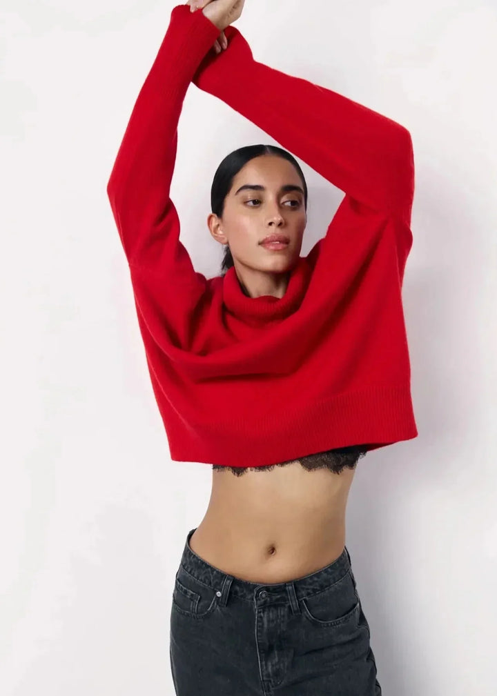 Pull col roulé oversize femme rouge, en matière douce, avec un design décontracté et une coupe ample.