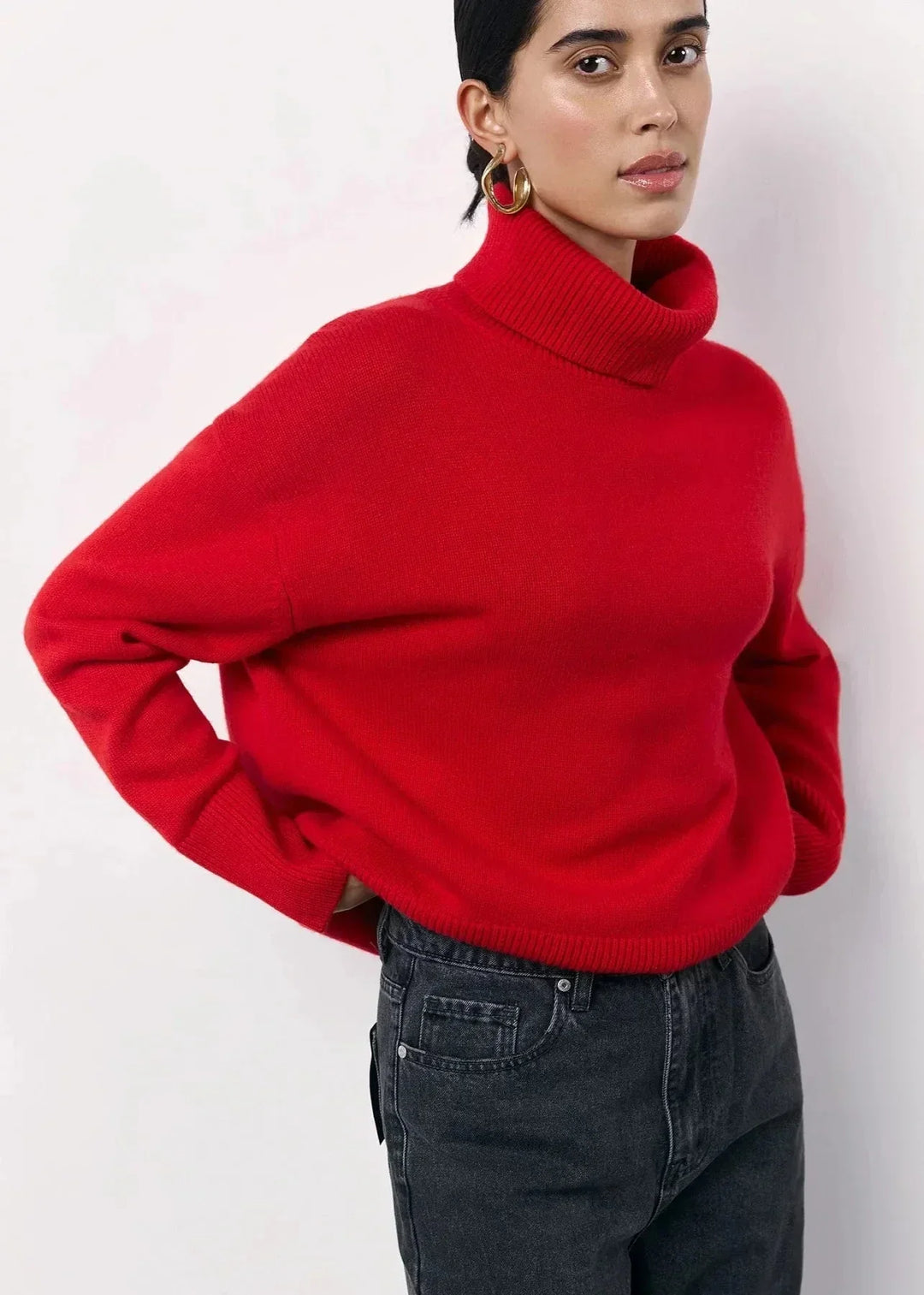 Pull col roulé oversize femme rouge, en tissu doux, idéal pour l'automne.