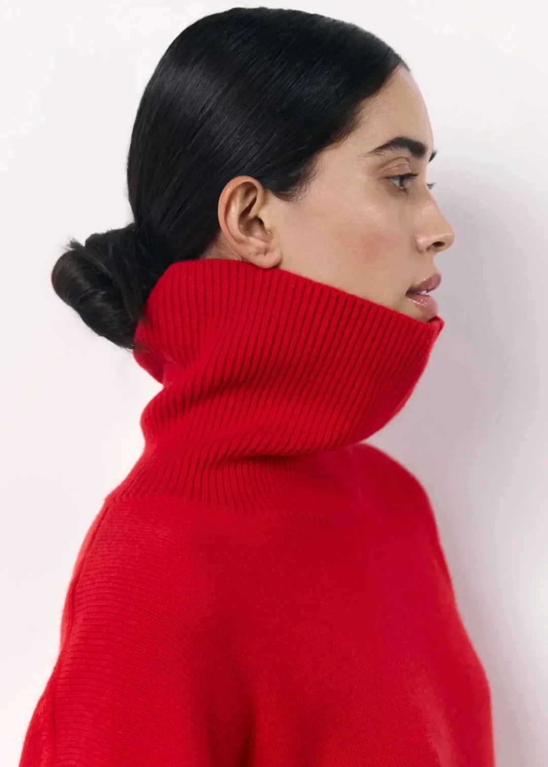 Pull col roulé oversize femme rouge en coton doux, avec un design moderne et des manches longues.