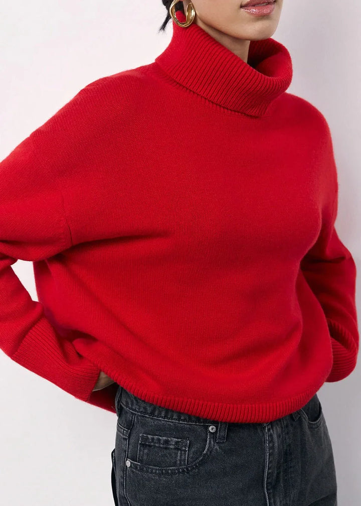 Pull col roulé oversize femme rouge, en tissu doux, avec un design moderne pour des tenues décontractées.