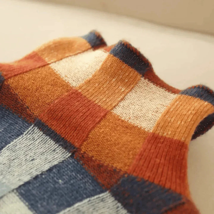Pull à col roulé multicolore en tricot doux, design patchwork, offrant confort et chaleur.
