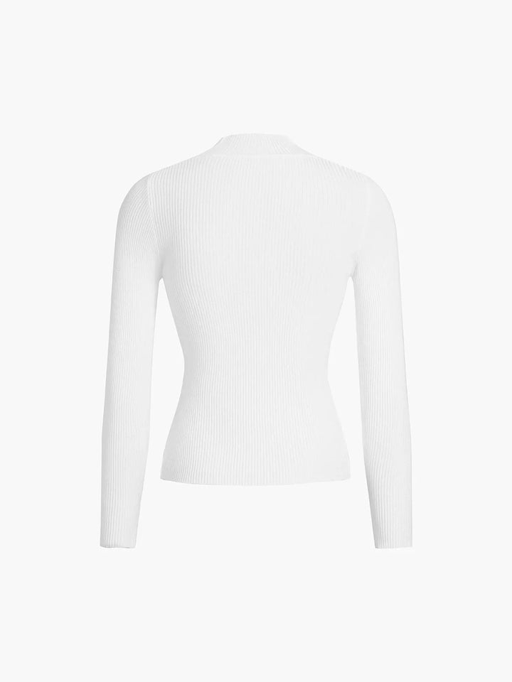 Pull côtelé femme à col montant en couleur ivoire, en mélange de coton, offrant confort et chaleur.