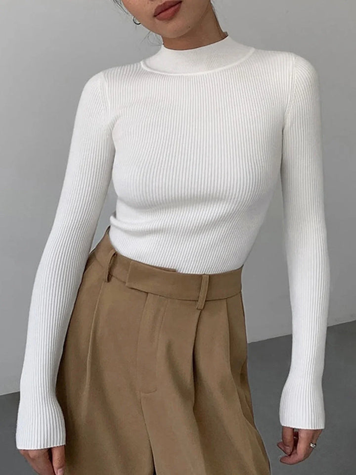 Pull côtelé femme à col montant en couleur ivoire, en coton doux et résistant, parfait pour la mi-saison.
