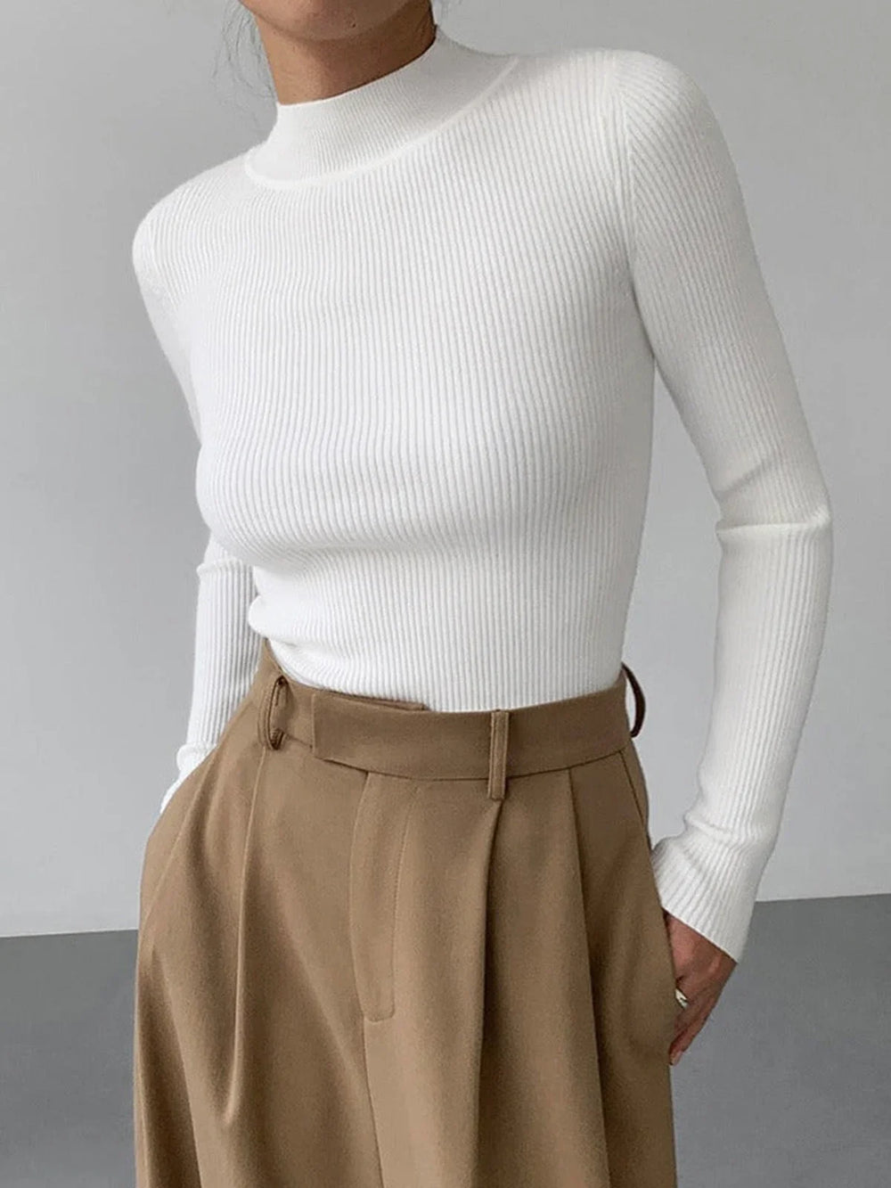 Pull côtelé femme à col montant en coton mélangé, couleur ivoire, pour un confort optimal.