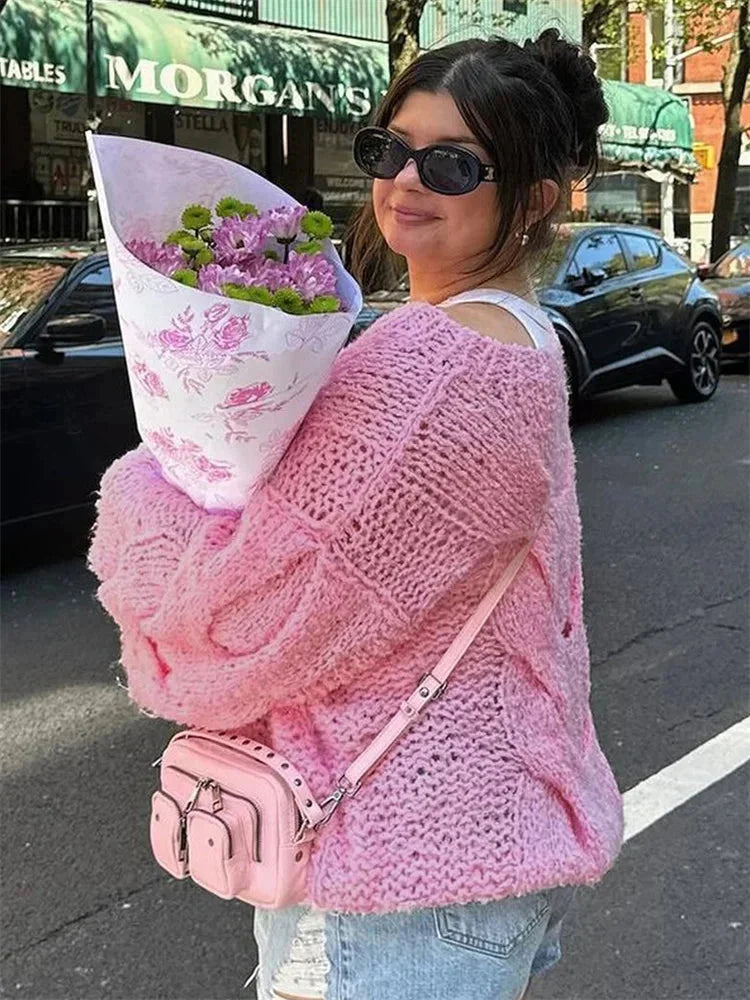 Pull femme en tricot rose, coupe ample, idéal pour des tenues décontractées.