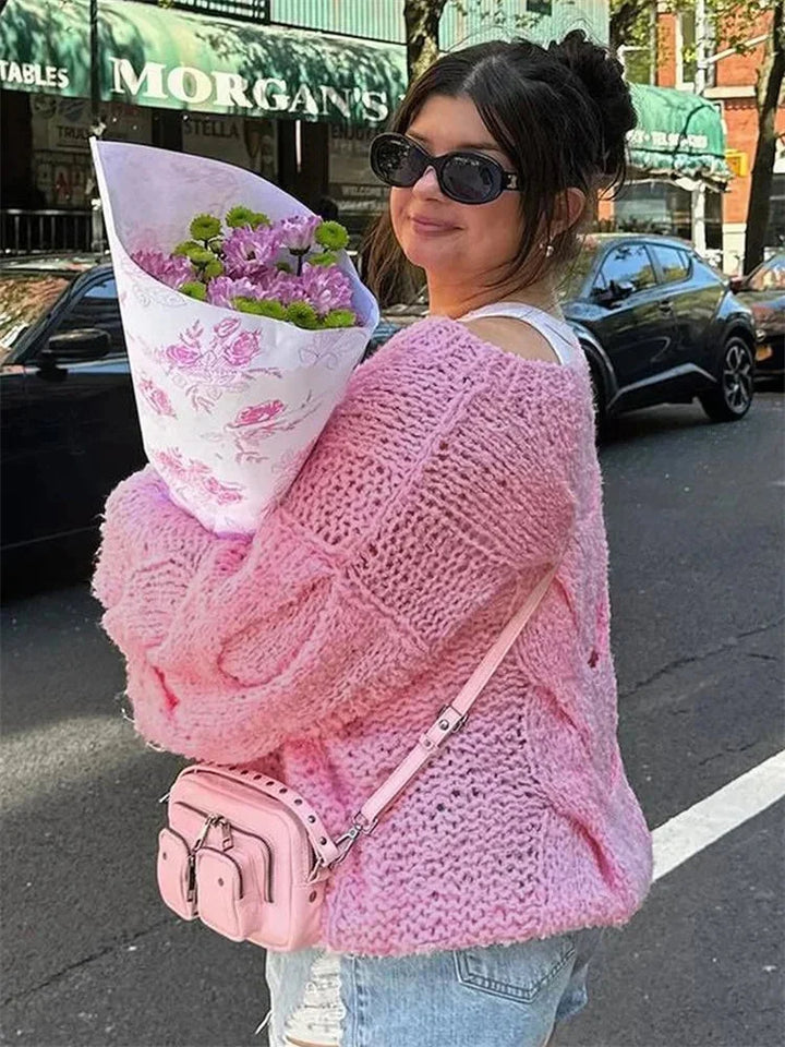 Pull femme en tricot rose, coupe ample, idéal pour des tenues décontractées.