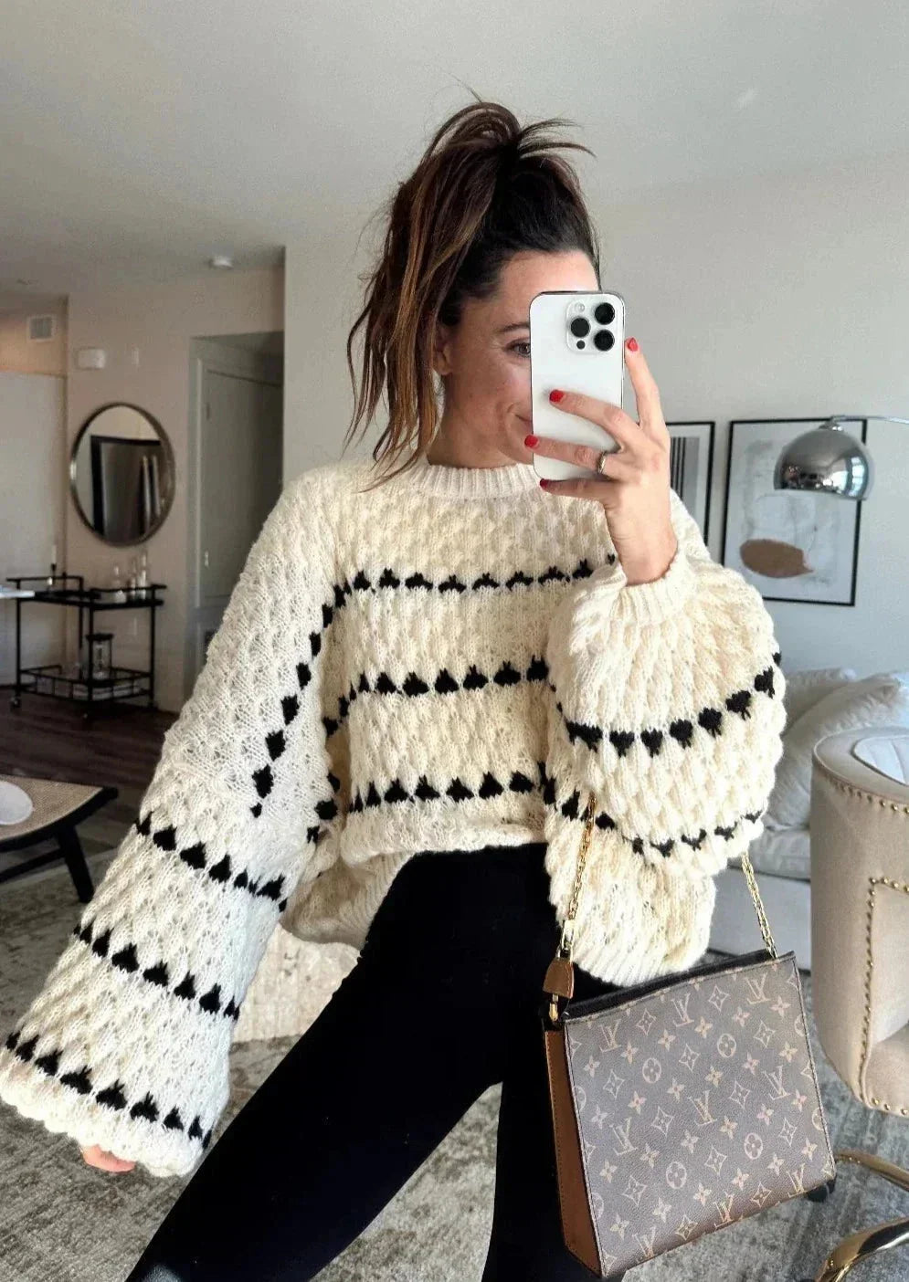 Pull en maille texturée noir avec design géométrique, en coton doux, coupe décontractée.