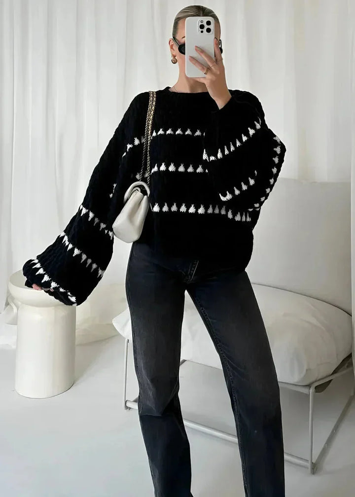 Pull en maille texturée blanc avec design géométrique et coupe moderne.