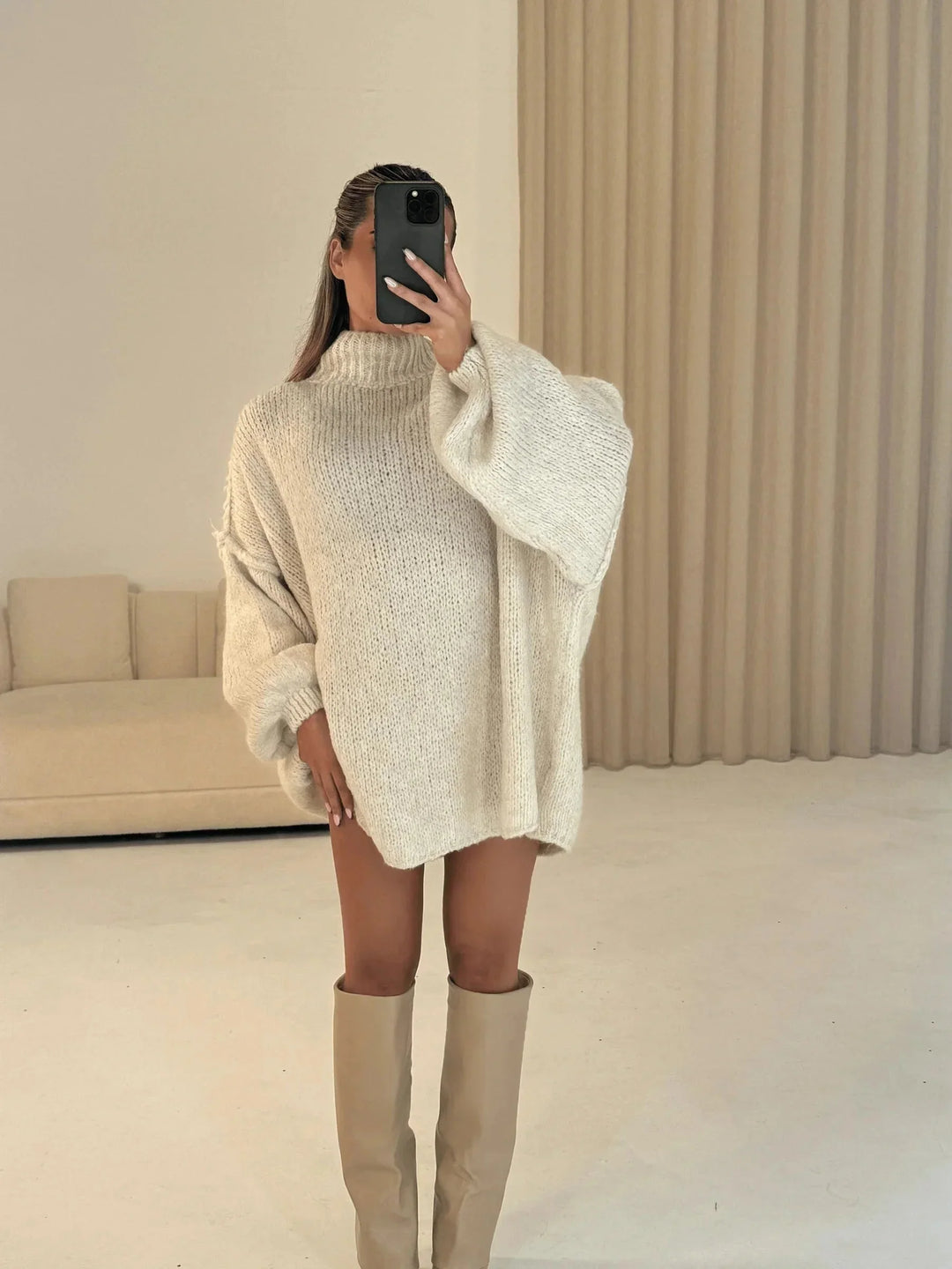 Pull ample femme rouge avec col roulé, en matière douce, au design décontracté.