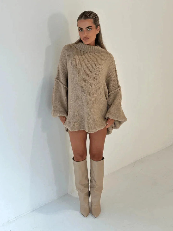 Pull ample beige pour femme avec col roulé, conçu pour le confort lors des journées fraîches.