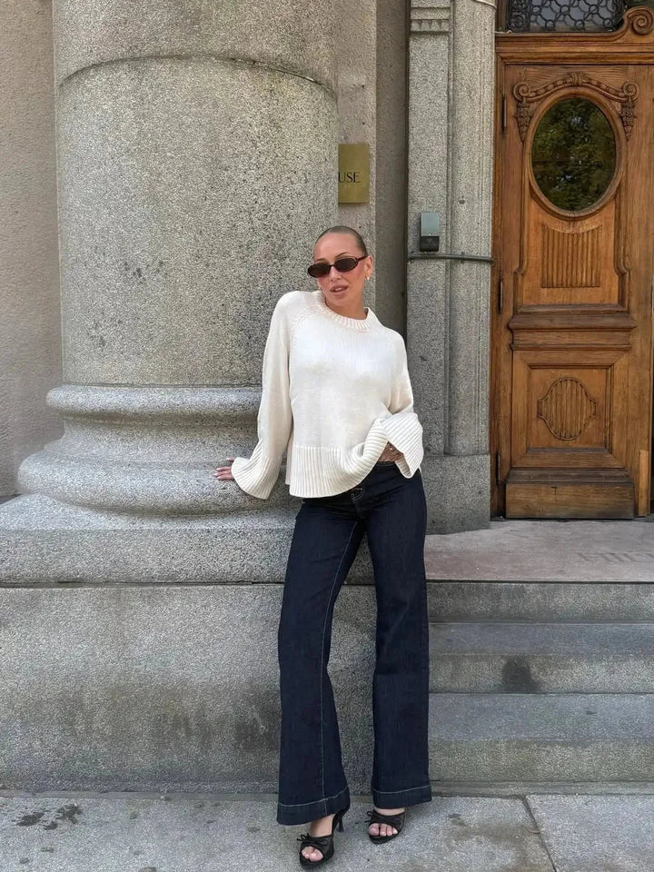 Pull ample en tricot pour femme, à manches longues, avec un design décontracté et des couleurs douces.