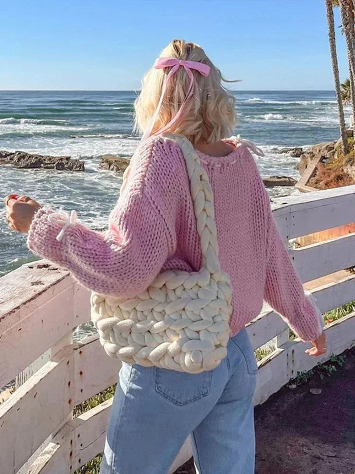 Pull asymétrique pour femme, en coton doux, avec attaches tendance et un design moderne. Idéal pour un look décontracté.