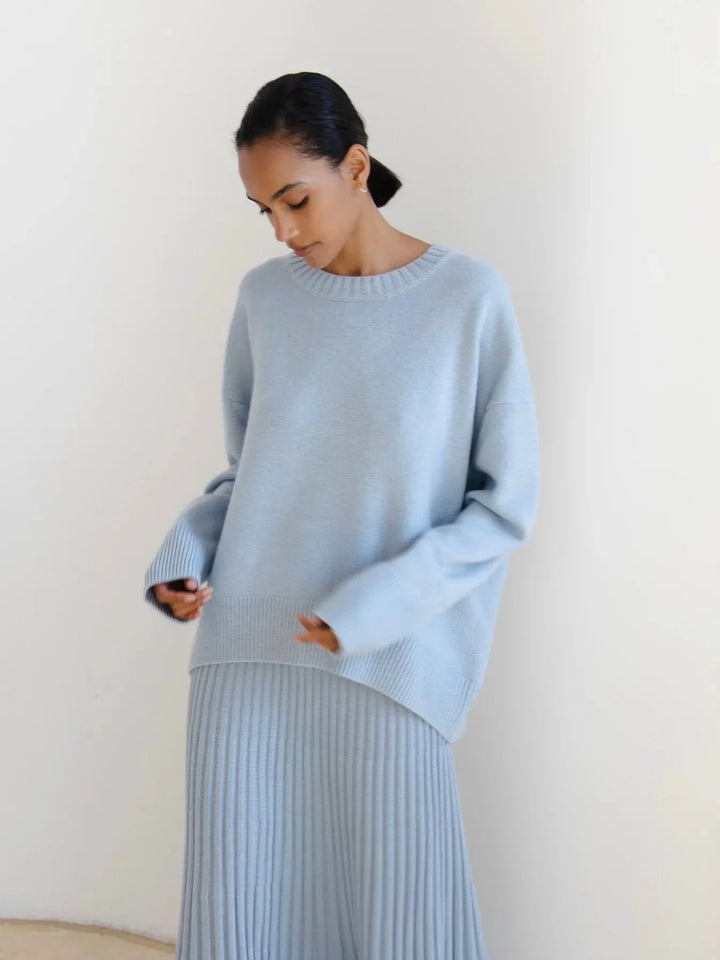 Pull femme bleu clair en coton, manches longues et col rond, adapté pour la saison automnale.