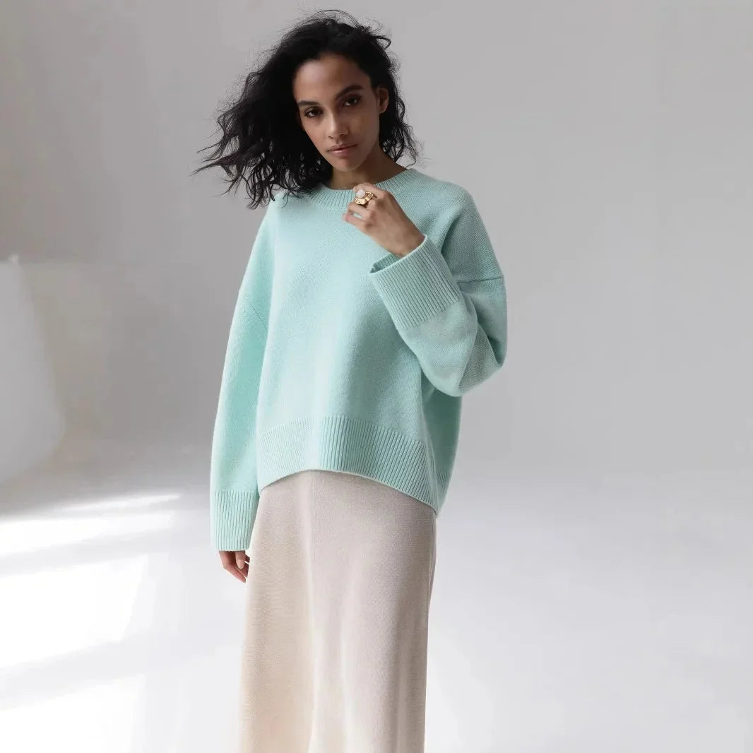 Pull femme noir à manches longues, col rond, conçu pour les journées fraîches.