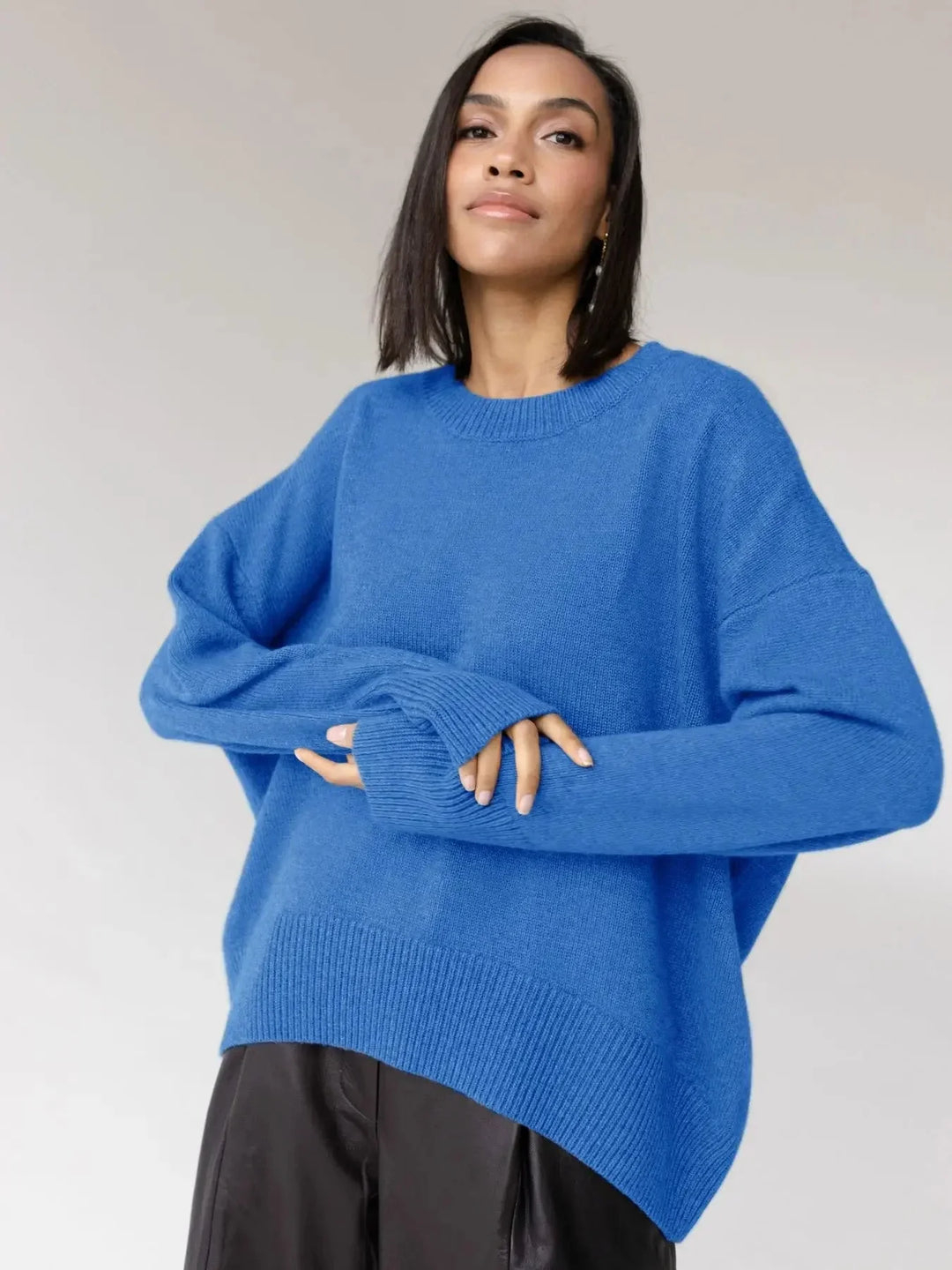 Pull femme bleu clair, manches longues, col rond, en matière douce, adapté pour la saison automnale.