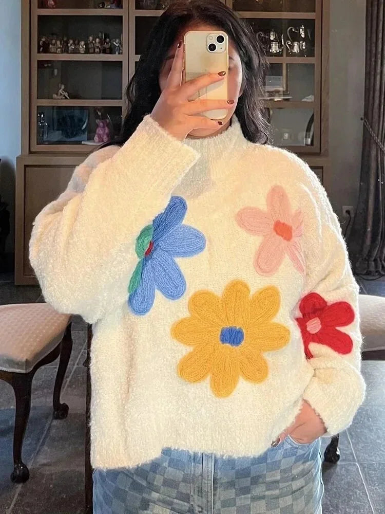 Pull femme blanc en coton avec fleurs brodées colorées, coupe classique, idéal pour un usage quotidien.