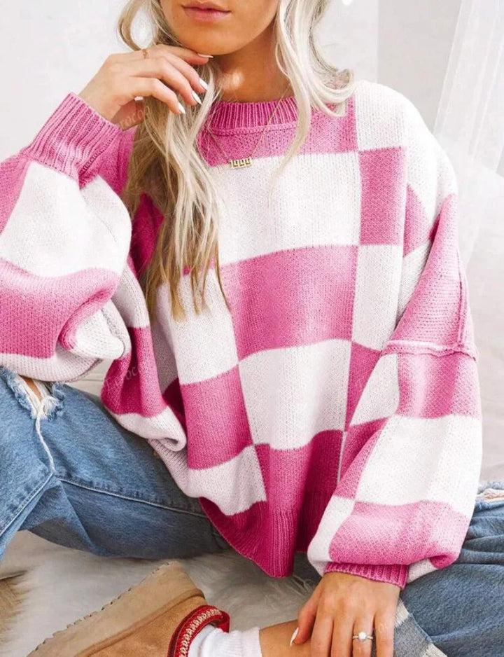 Pull femme à carreaux en maille douce, coupe décontractée, couleur rose pâle.