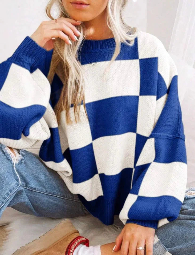 Pull femme à carreaux en maille douce, couleur bleue, idéal pour les tenues décontractées et les journées fraîches.