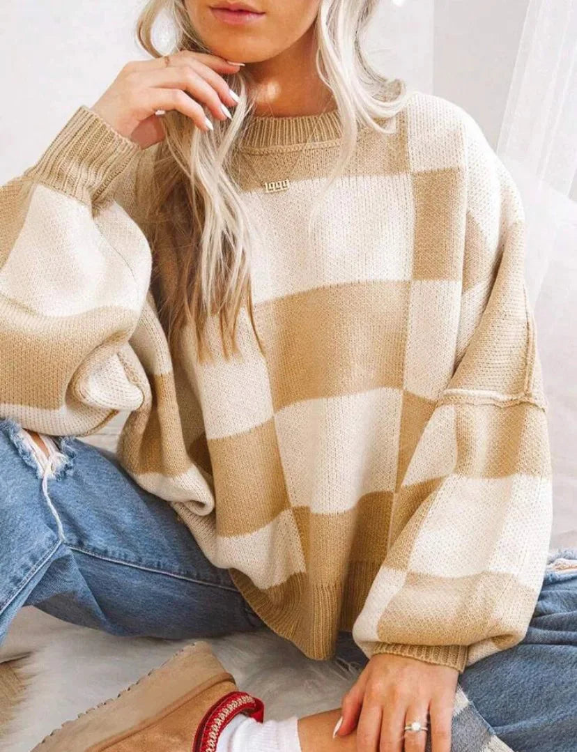 Pull femme à carreaux en maille douce, coupe décontractée, col rond, couleur rose pâle.