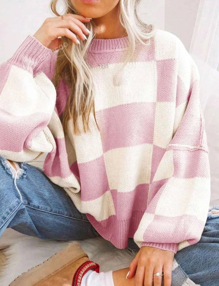 Pull femme à carreaux en maille douce, couleur bleue, coupe confortable pour un style décontracté.