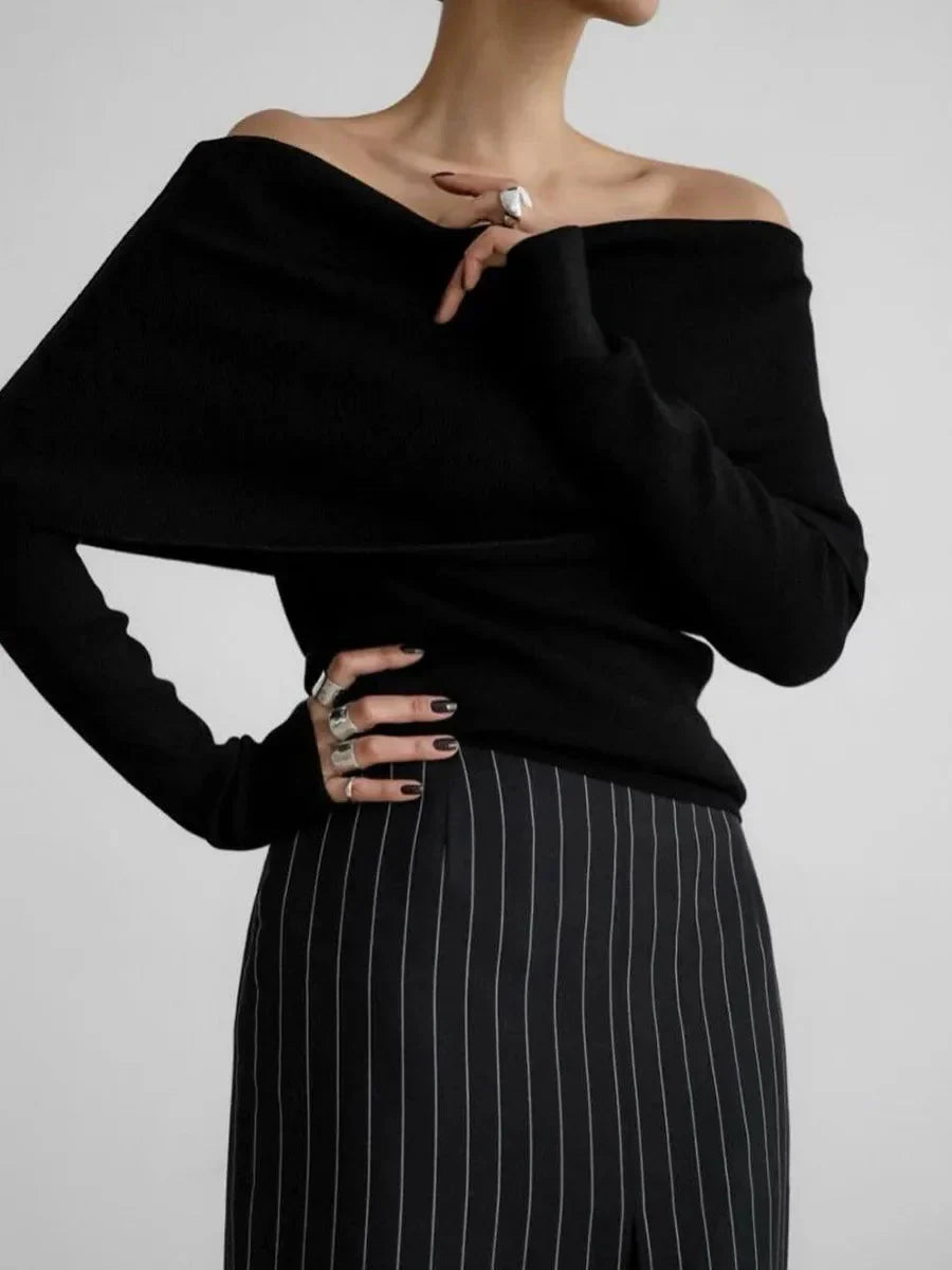 Pull femme gris à col bateau, manches longues, en matière douce et respirante.