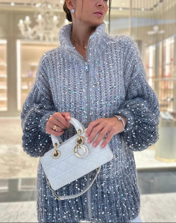 Pull femme beige dégradé à col montant, en matière douce, orné de sequins brillants.
