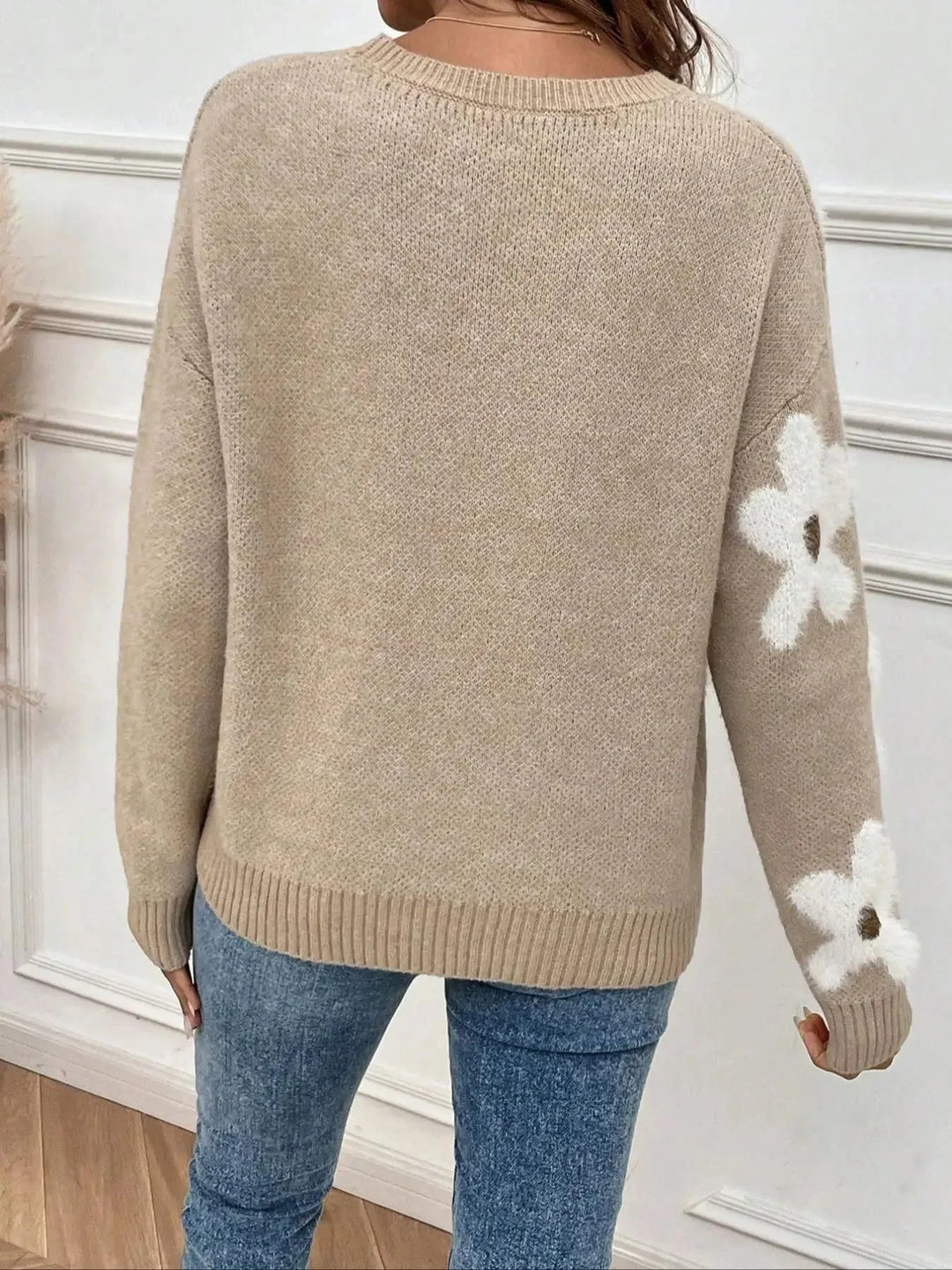 Pull femme à col rond en coton doux, orné d'un motif floral coloré sur le devant pour une touche printanière.