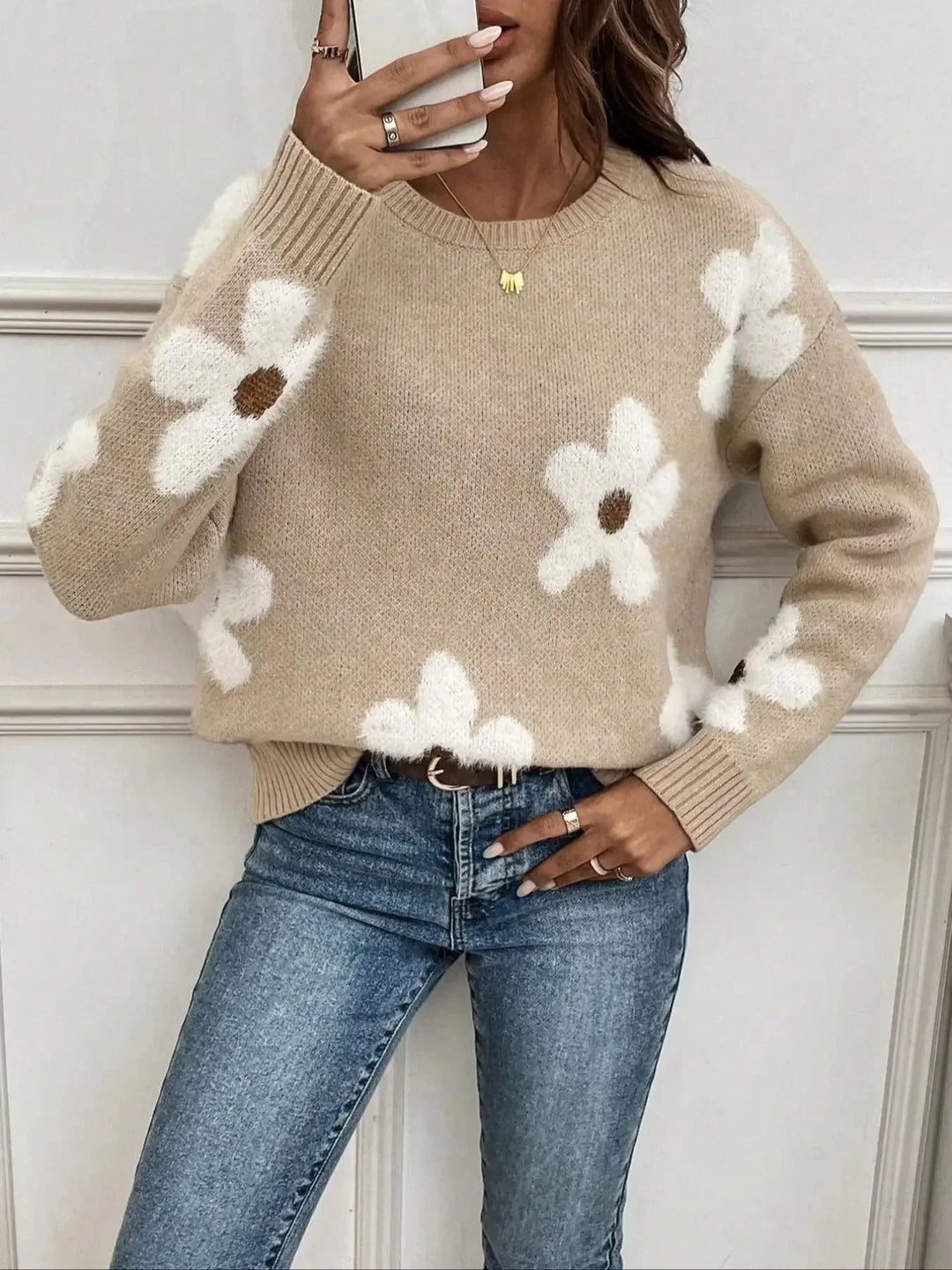 Pull femme beige à col rond, en mélange de coton, avec motifs floraux dans des teintes douces.