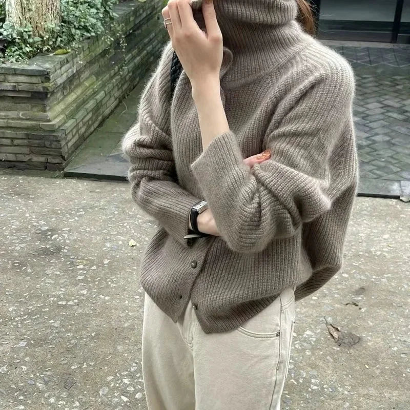 Pull femme noir col roulé avec boutons sur le devant, en tissu doux, adapté pour les journées fraîches.