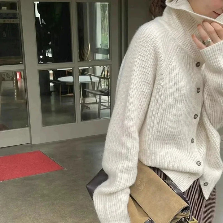 Pull femme noir col roulé avec boutons frontaux, en matière douce, adapté pour des tenues décontractées et élégantes.