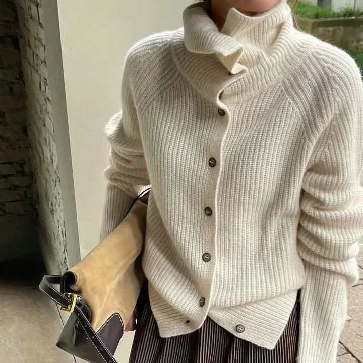 Pull femme noir col roulé avec boutons décoratifs sur le devant, en tricot doux.
