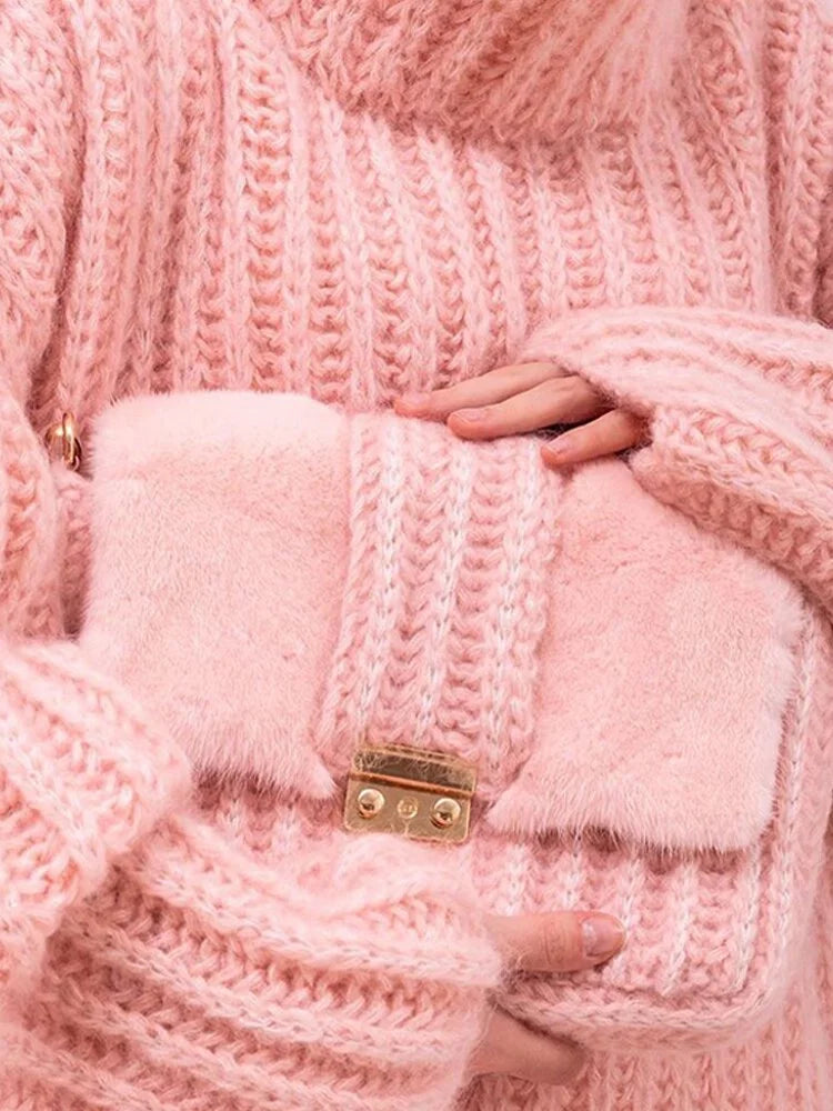 Pull femme rose col roulé avec manches larges, conçu en matière douce pour un confort quotidien.