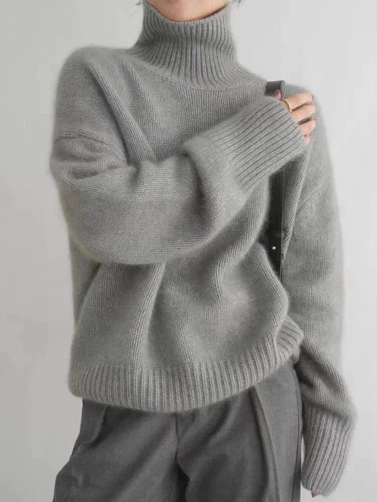 Elegant pull femme à col roulé en laine douce, avec des manches longues et un design idéal pour l'automne.