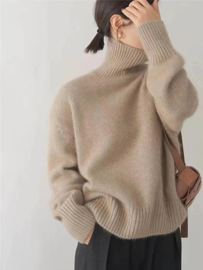 Pull femme gris à col roulé, en maille fine, coupe élégante et tissu doux et respirant.