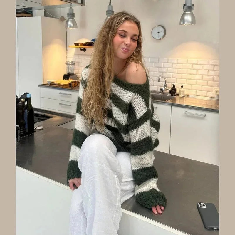 Pull femme décontracté à rayures roses, en maille douce, avec un col rond et une coupe ample.