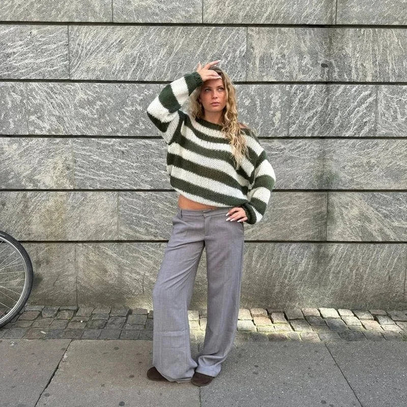 Pull femme gris à rayures, coupe décontractée, en maille douce avec col rond.