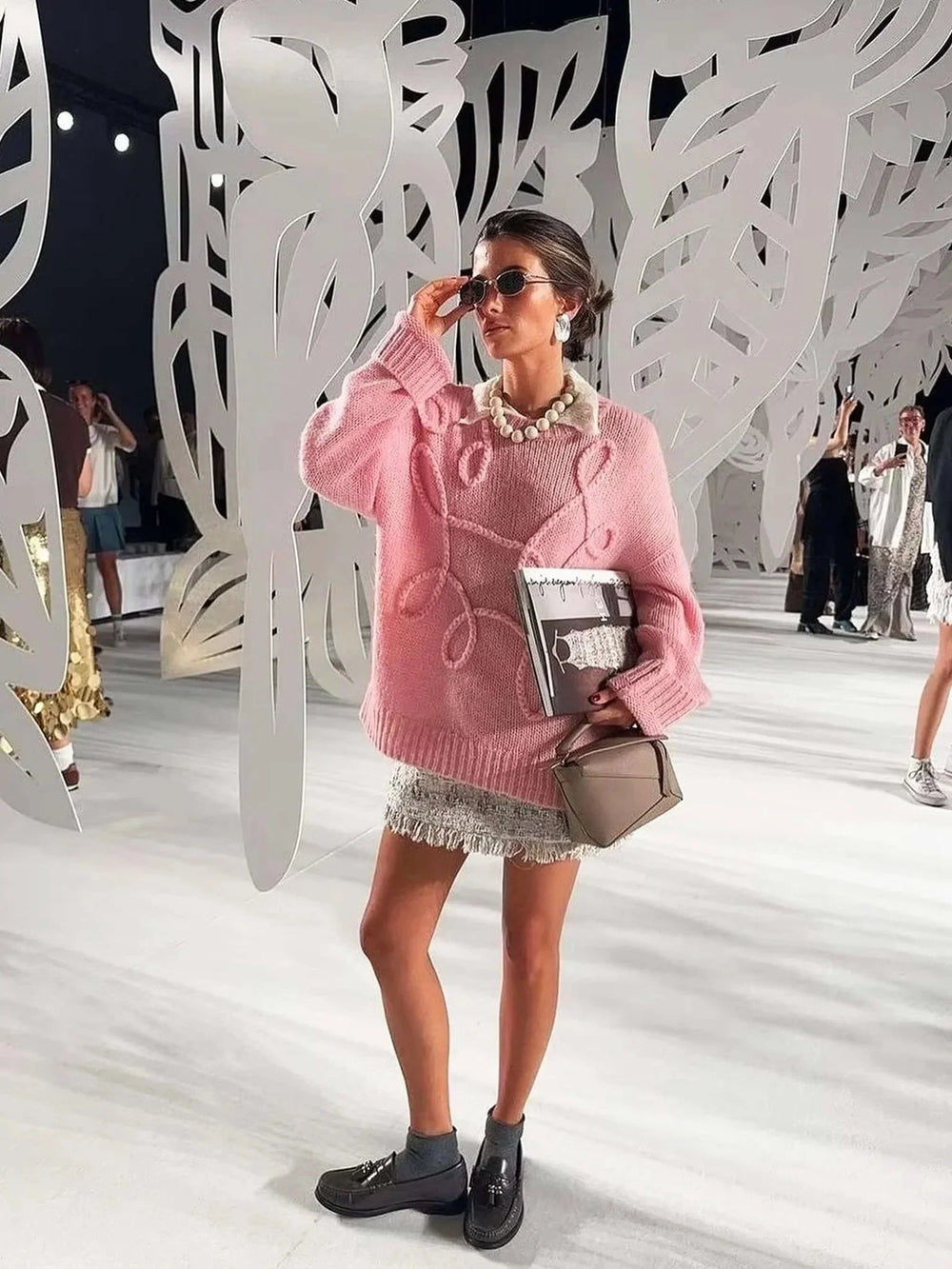Pull femme rose à motif texturé, en matière douce, adapté pour les journées fraîches.